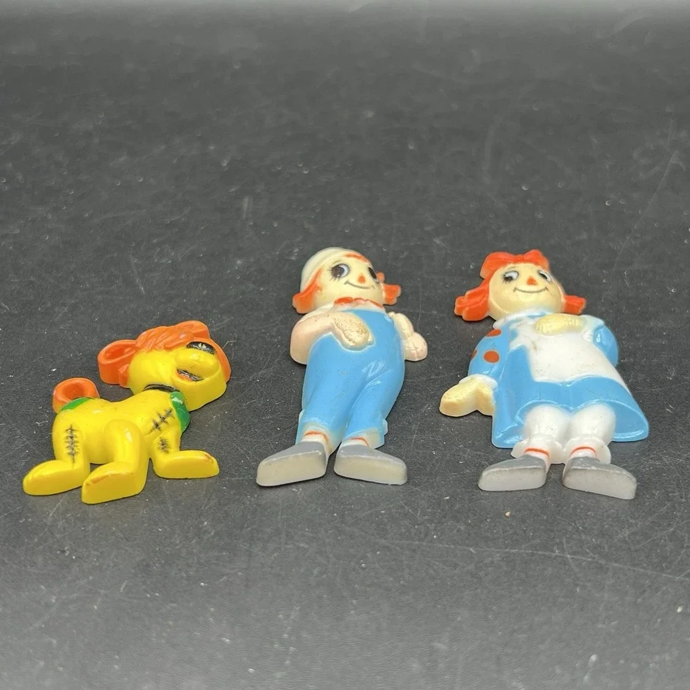 VTG NASTA Raggedy Ann and Andy Arthur Dog Plastic Magnets Set Of 3 ~ Dates 1980